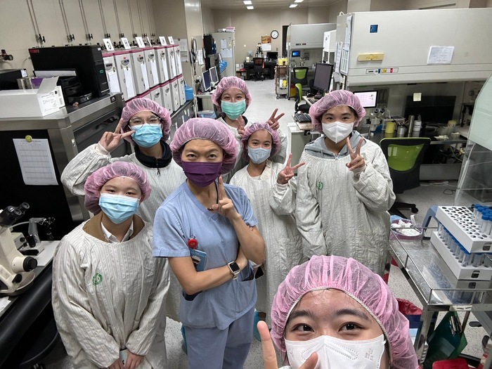 中臺科大醫檢系同學與胚胎醫檢師陳秋萍合影圖片