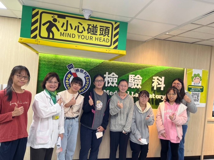 秀傳醫院檢驗科楊玉英主任帶領中臺科大學生導覽檢驗科圖片