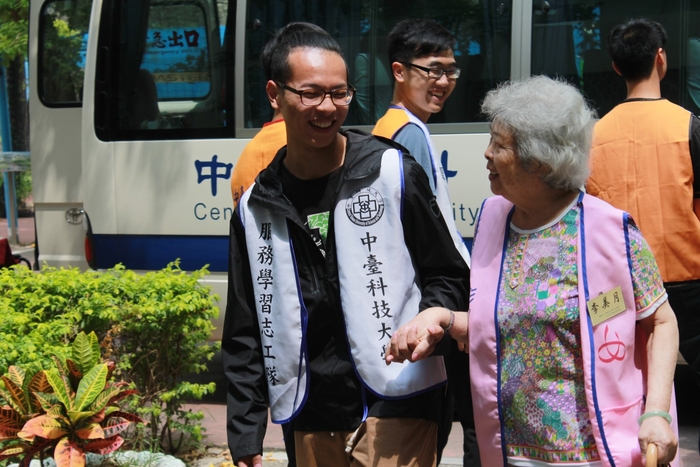 志工同學親切迎接阿公阿嬤蒞臨中臺健康體能中心