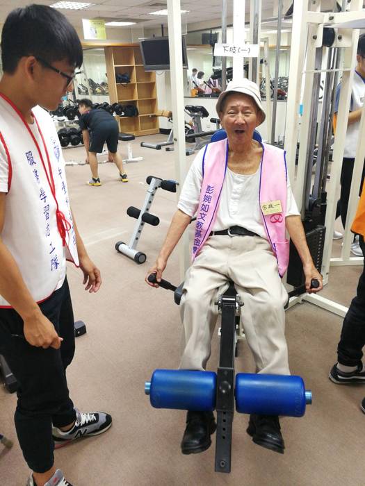 政一阿公第一次上健身房運動超開心