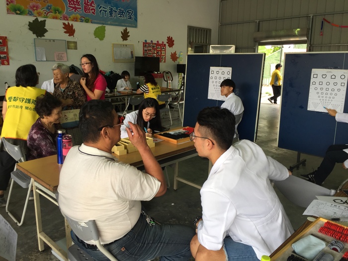 中臺科大學生為民眾檢查視力圖片