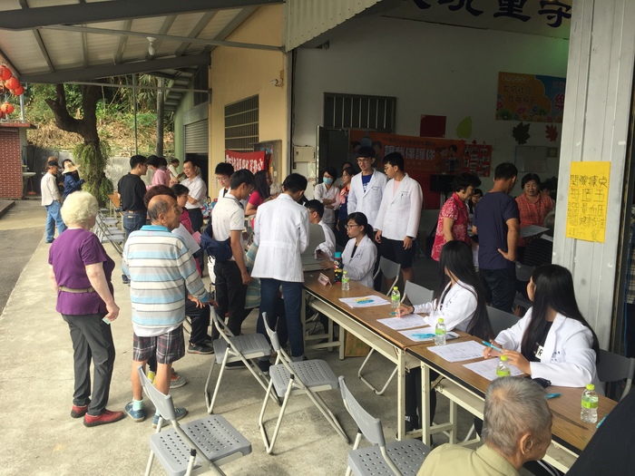 中臺科大學生為民眾檢查視力圖片