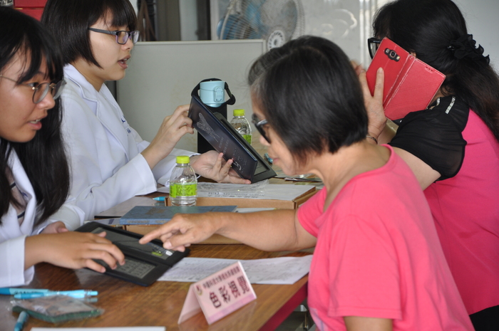 中臺科大學生為民眾檢查色盲圖片