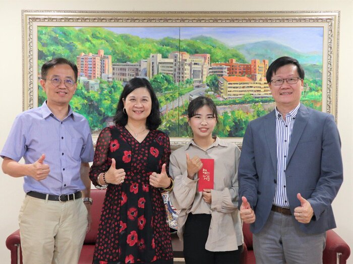 校長陳錦杏(左2)、副校長鄭凱元(左1)、醫事放射師榜首林子芸(右2)與醫放系主任林政勳合影