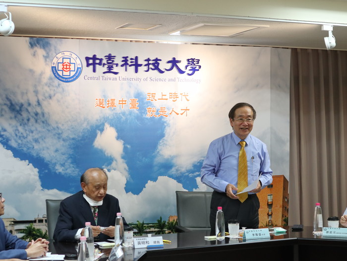 中臺科技大學李隆盛校長(右)致詞