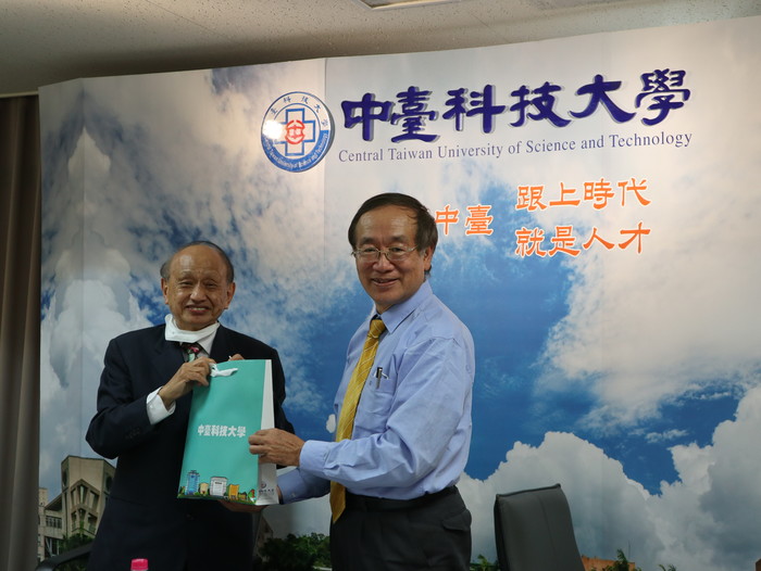 中臺科大李隆盛校長(右)致贈秀傳醫療體系黃明和總裁(左)禮品