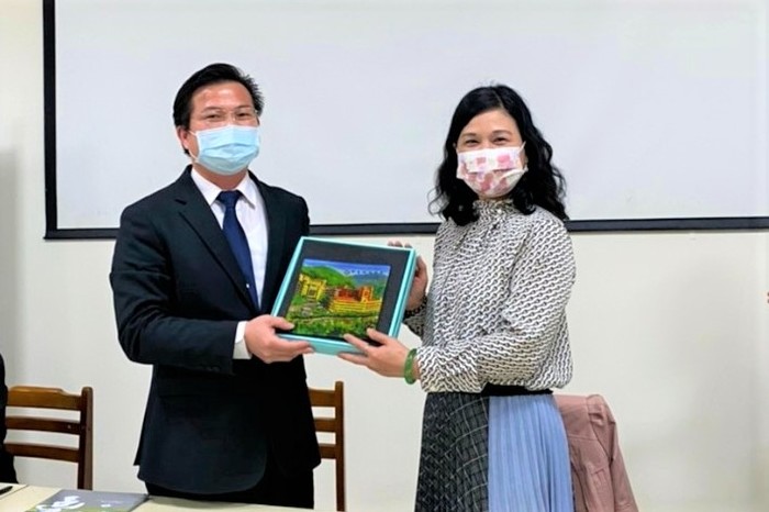 中臺科大陳錦杏校長(右)贈送宜寧高級中學何財源校長(左) 紀念品