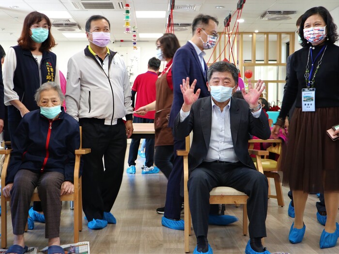 衛服部部長陳時中與中臺科大謙和賀日照中心長者體驗活動 (2)