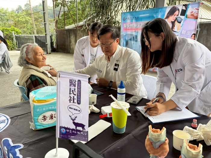 醫放系老師為民眾做甲狀腺超音波圖片