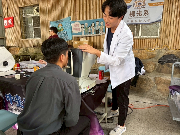 視光系學生為裡冷部落民眾做視力篩檢圖片