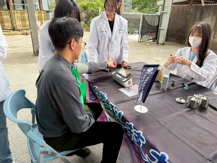 醫檢系學生為民眾進行血壓檢測圖片