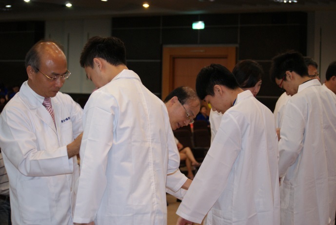 師長為準實習生穿上白袍、送上祝福