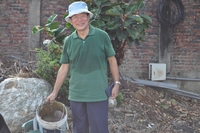 校長傾倒容器積水