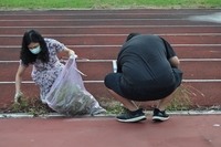 副校長清理操場雜草