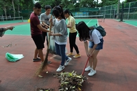 參與同學清掃堆積物