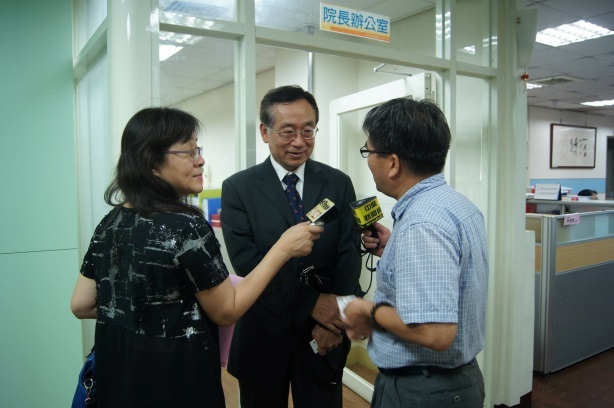 李校長接受媒體記者採訪