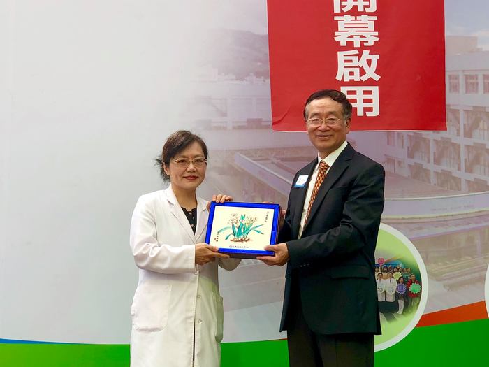 中臺科技大學李隆盛校長（圖右）致贈瓷盤祝賀