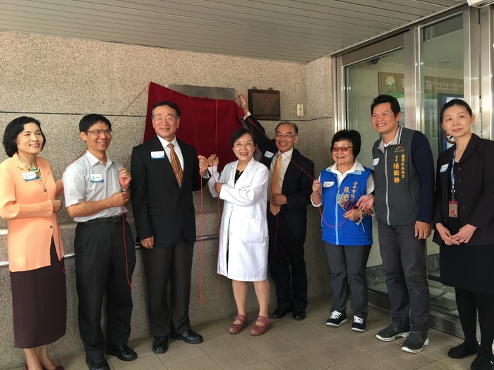 由李隆盛校長(左3)、賴慧貞院長(左4)、臺中市衛生局呂宗學局長(右4)、張瀞分議員(右3)、南陽里楊國勝里長(右2)、萊爾富中區營運處施雅菱處長(右1)、中臺徐一量研發長(左2)及中臺護理學院胡月娟院長(左1)一同揭幕。