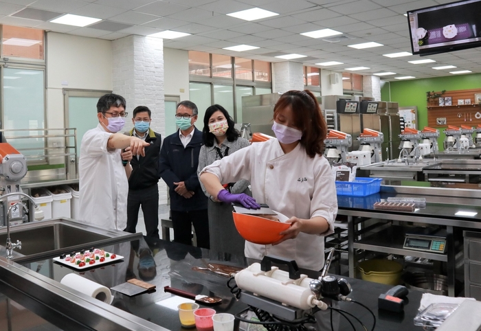 中臺科大 食品科技系郭炯村副主任(左1)導覽烘焙餐飲多功能教室及學生操作示範