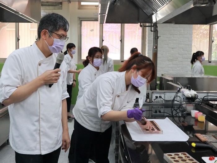 中臺科大 食品科技系郭炯村副主任(左1)導覽烘焙餐飲多功能教室及學生操作示範