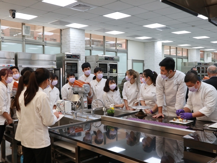 中臺科大食品科技系學生西點製作及觀摩