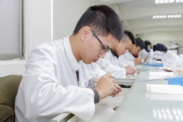 中臺科大牙體技術暨材料系學生實作