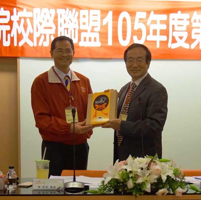 育達科大陳校長致贈餐旅經營系掛耳咖啡禮盒給李隆盛校長