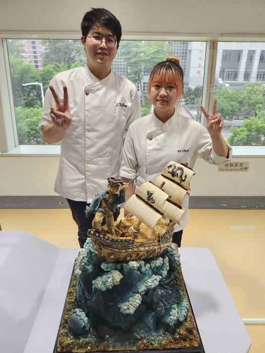 中臺科大食科系三年級李昕融同學(左)展現出色潛力與穩健技藝圖片