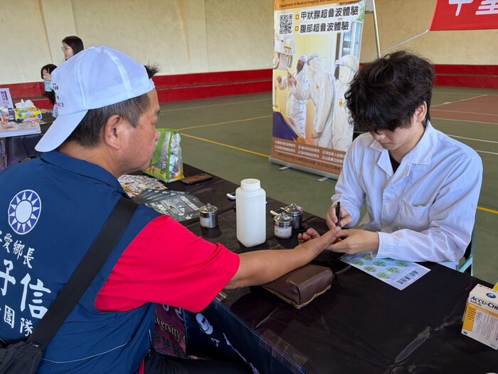 醫檢系學生為民眾做血糖檢測