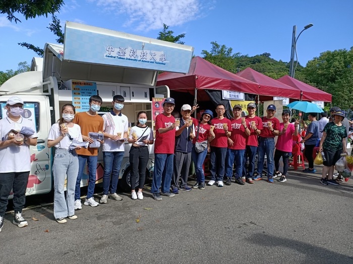 中臺科大李隆盛校長（左6）帶領師生與和平里林金標里長（左7）舉辦健康促進活動