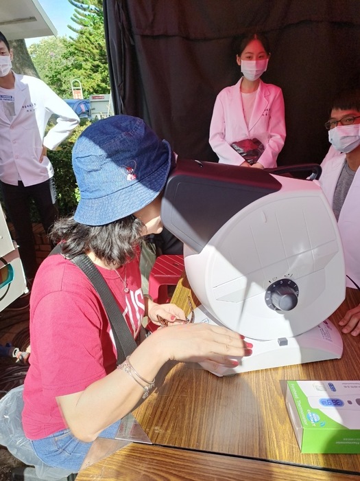 中臺科大陳景杏副校長與民眾一起體驗視力檢測