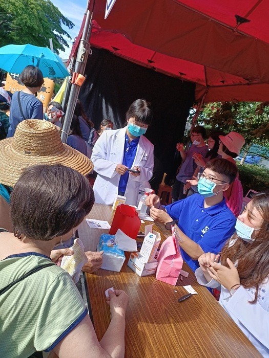 中臺科大學生為民眾檢驗血糖