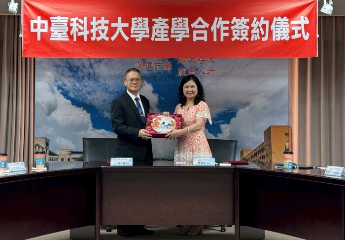 中臺科大陳錦杏校長(右)致贈紀念品予屏東基督教醫院施丞貴教學副院長(左)