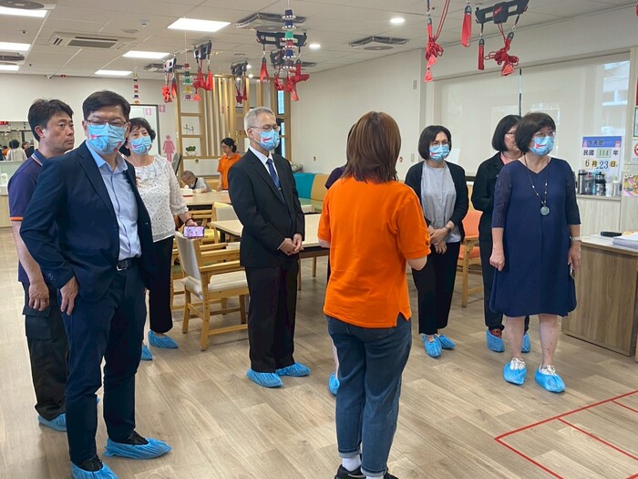 屏東基督教醫院貴賓參觀中臺科大謙和賀日照中心，了解長照服務推展情形