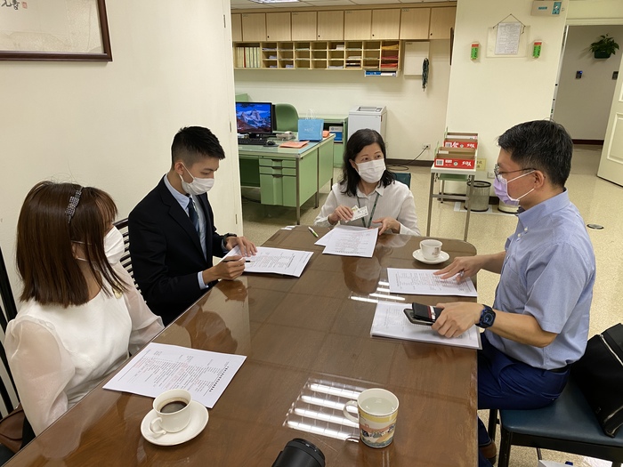 資管系羅亦斯主任與長榮桂冠酒店人事部陳總監說明簽訂實習合約事宜