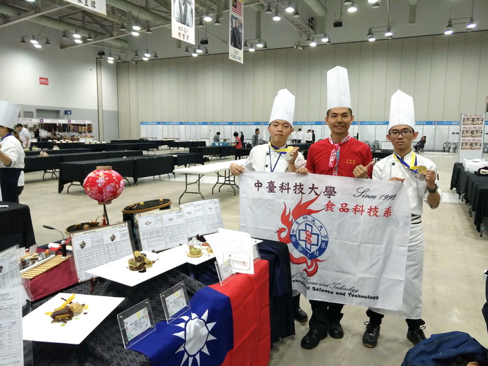 呂哲維老師與得獎食科系學生合影