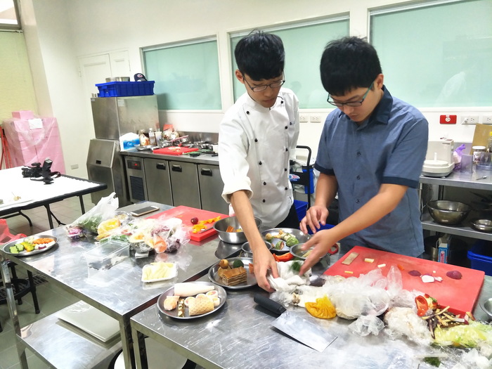 競賽前東泰高中師生於中臺食科系培訓室訓練