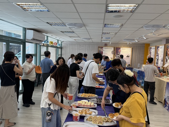 師生齊聚一堂體驗校園休憩空間圖片