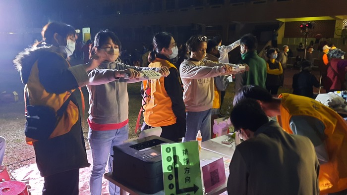 中臺科大學生協助民眾使用ioi身體組成檢測儀器