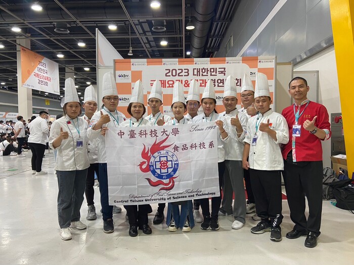 中臺科技大學廚藝隊選手與呂哲維老師於韓國首爾合影.jpg