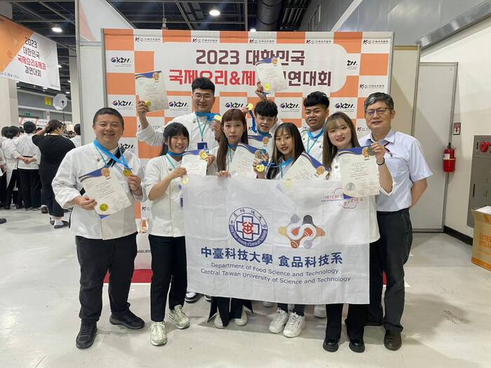 中臺科技大學烘焙隊選手與郭炯村老師於韓國首爾合影
