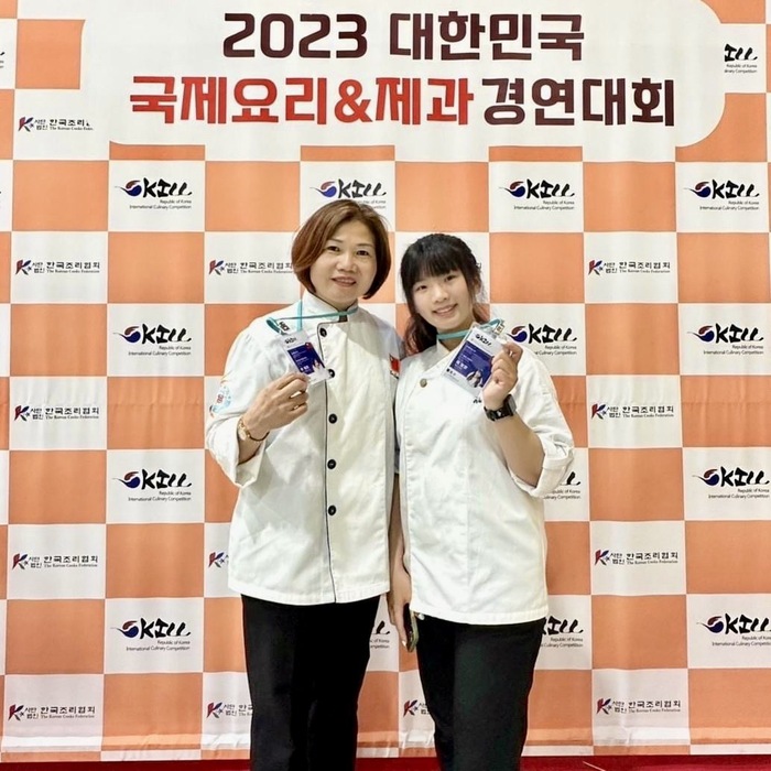 食品科技系連續兩屆總統教育獎得主也是本次競賽冠軍李鳳珠(2022)和吳宜霏(2023) .jpg