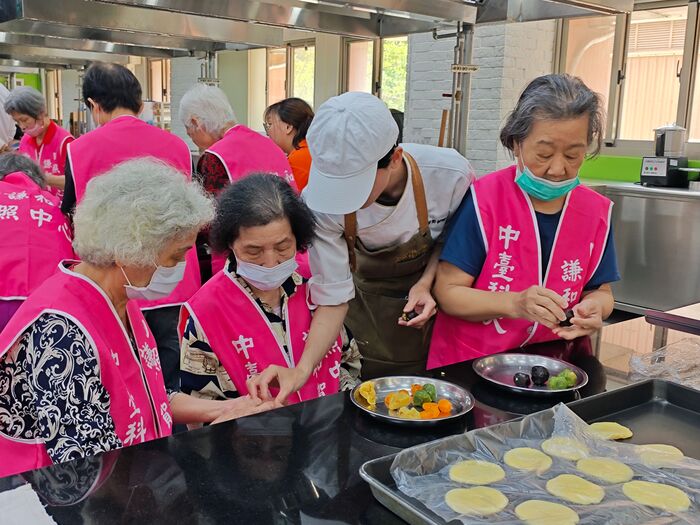 中臺科大食科系烘焙學生選手專業地悉心指導長輩圖片