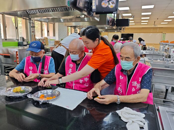 謙和賀日照中心照服員及志願服務隊在旁協助長輩,讓過程更顯安心與溫馨圖片