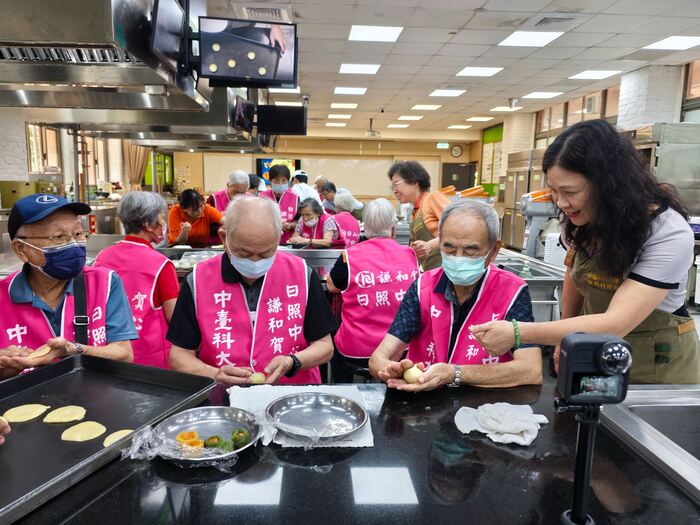 謙和賀日照中心攜手食品科技系舉辦中秋手作體驗 長輩自製月餅笑容滿盈圖片