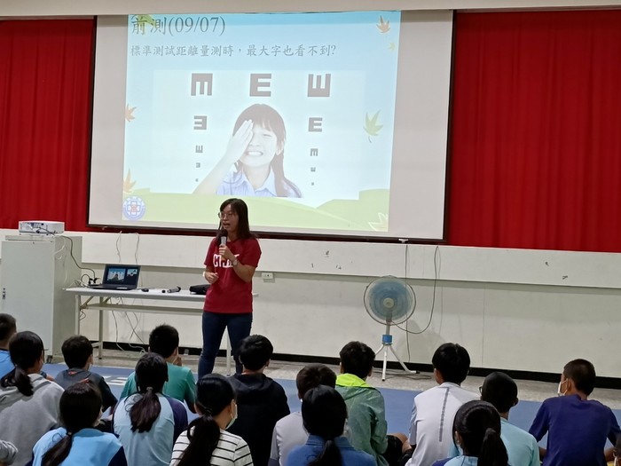 中臺科大視光系柯青秀老師向水里國中師生宣導視力的重要