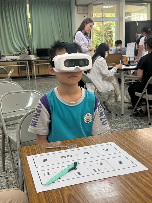 針對有需要的學童進行旋轉稜鏡視覺訓練，協助提升雙眼協調及視覺融像能力