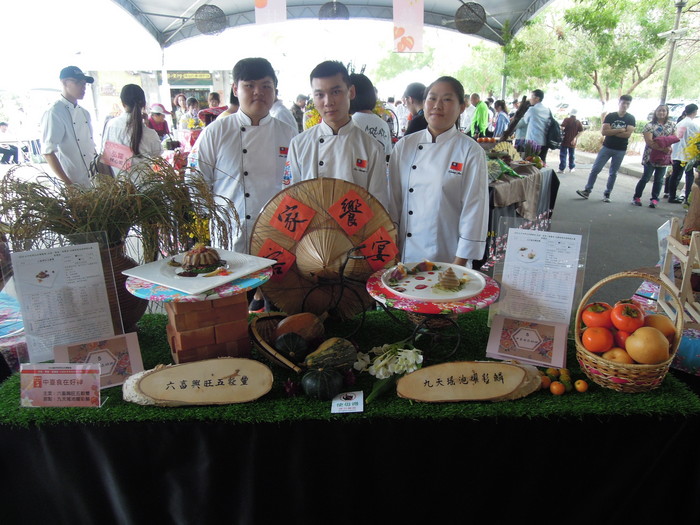 張佳惠、劉宇翔、劉奇昇「中臺食在好神」，學生組第一名