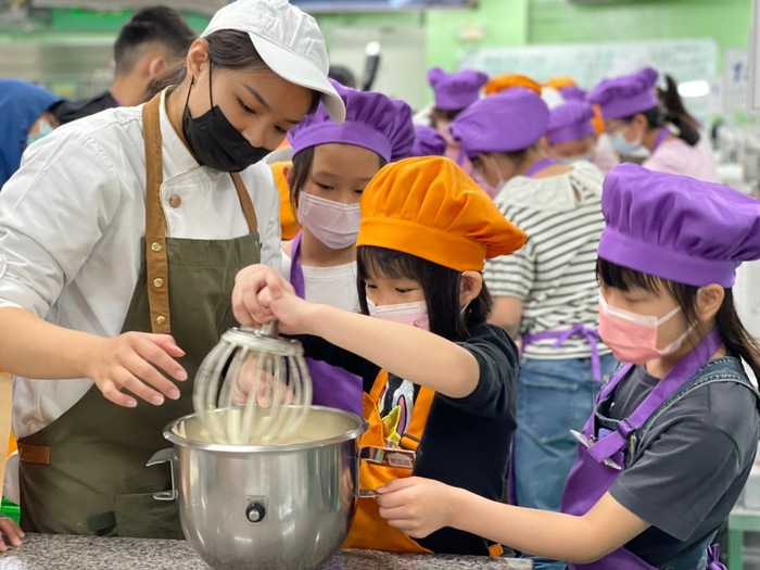 中臺科大食科系同學與小小廚神一同製作蛋糕(1)