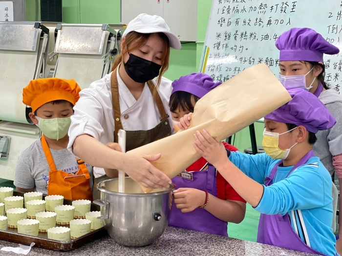 中臺科大食科系同學與小小廚神一同製作蛋糕